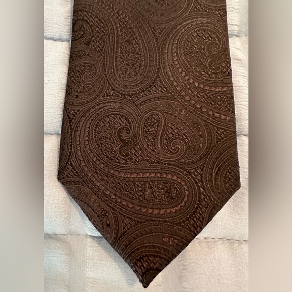 Michael Kors Brown Paisley Silk & Poly Mens Tie. This is a amazing must see tie! - Picture 4 of 10